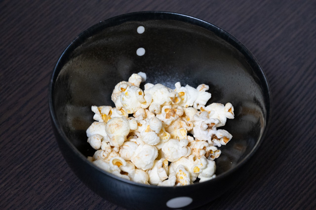Testing Japan’s latest food hack trend: Adding instant corn soup powder to popcorn[Taste test]