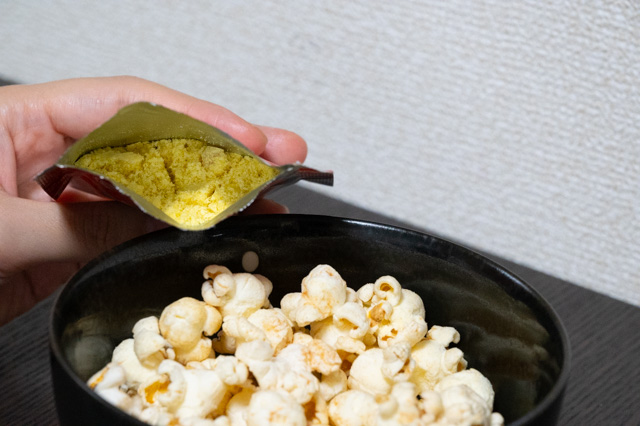 Testing Japan’s latest food hack trend: Adding instant corn soup powder to popcorn[Taste test]