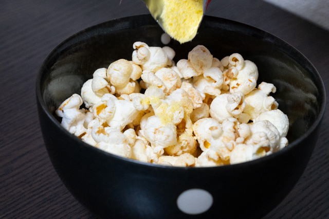 Testing Japan’s latest food hack trend: Adding instant corn soup powder to popcorn[Taste test]