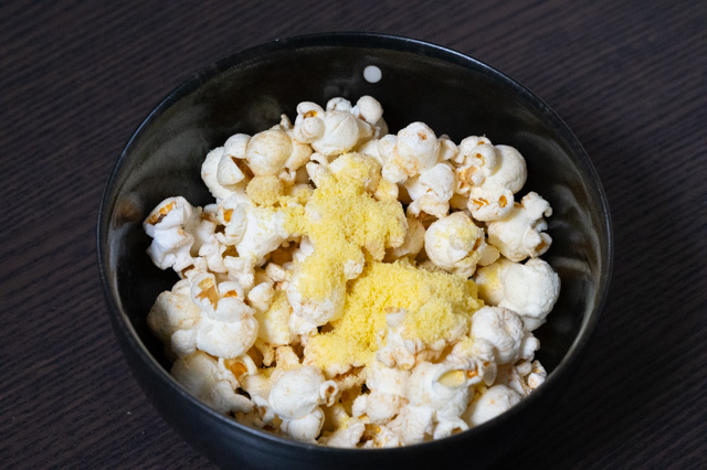 Testing Japan’s latest food hack trend: Adding instant corn soup powder to popcorn[Taste test]