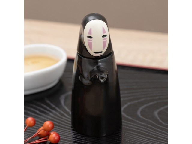 Ghibli’s No Face continues to demonstrate his generous character growth by dispensing soy sauce Ghibli’s No Face continues to demonstrate his generous character growth by dispensing soy sauce