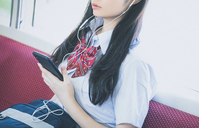 Teen girl in Japan refuses to be victim, personally escorts train pervert to police for arrest