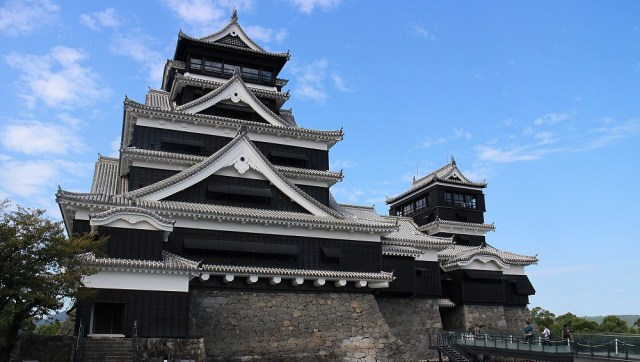 Kumamoto Castle left illuminated all night long as symbol of hope for earthquake victims Kumamoto Castle left illuminated all night long as symbol of hope for earthquake victims