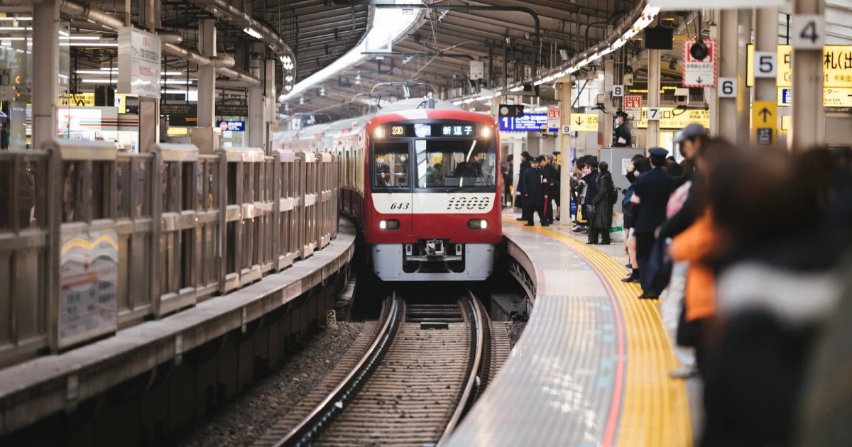 Japanese train company brings back beloved “patapata” departure board…with a clever digital twist