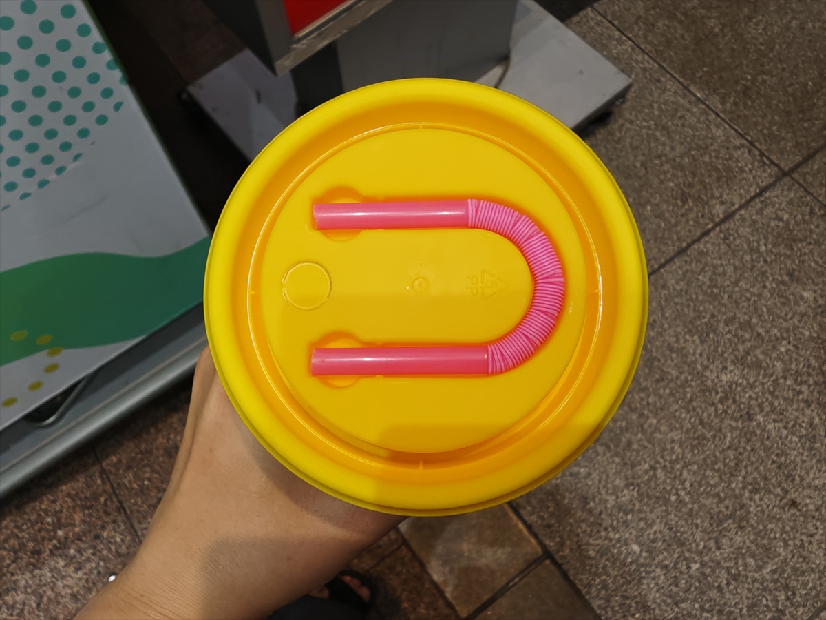 Japanese vending machine sells freshly squeezed lemon juice with a