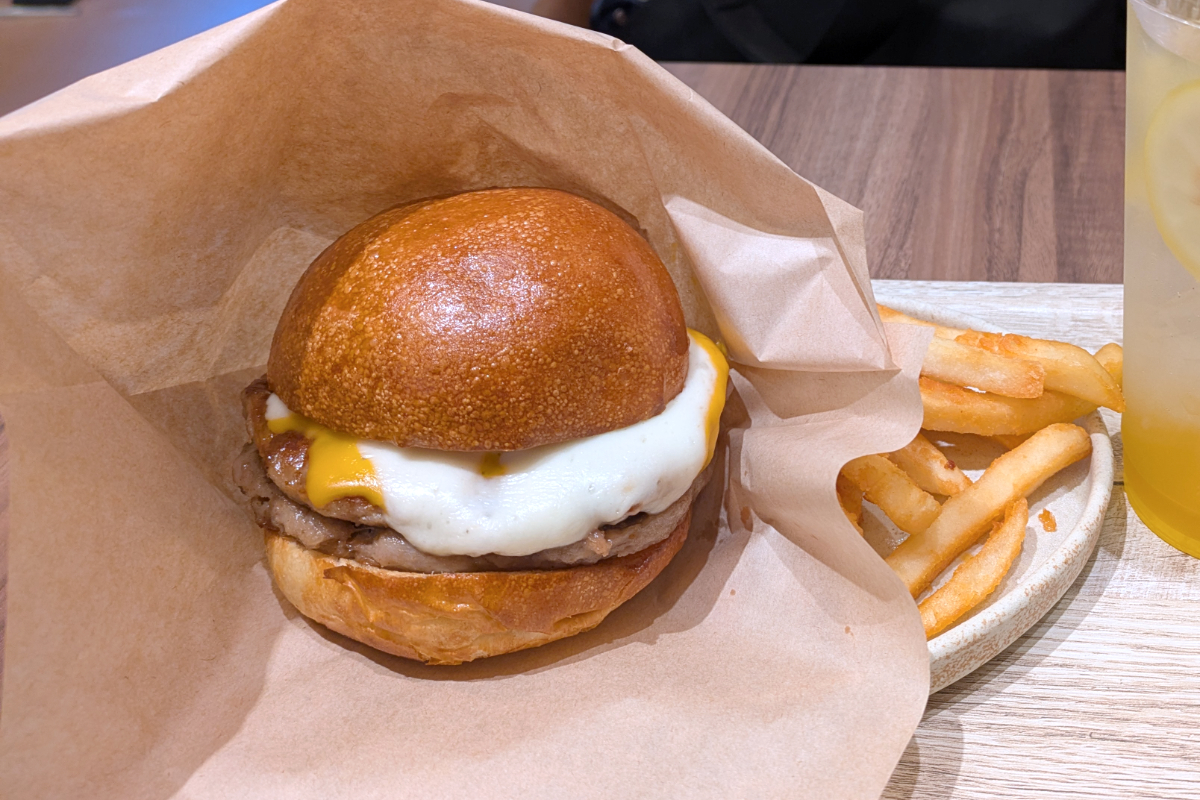 Mos Burger opens Mosh Burger ＆ Bar in Ginza, but is it fated to be a short-lived sensation?