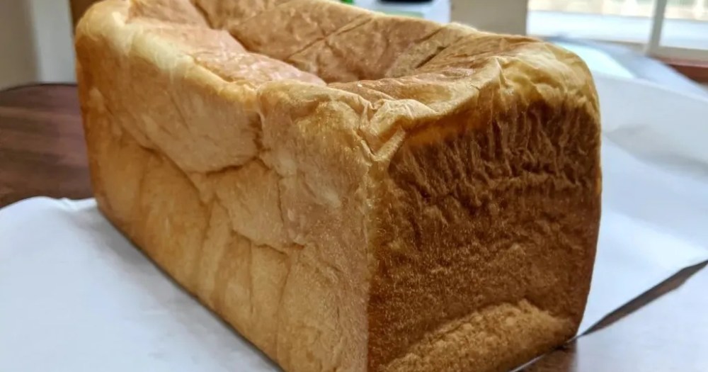 Police in Japan looking for who’s responsible for dumping 80 loaves of bread on side of road [Video]