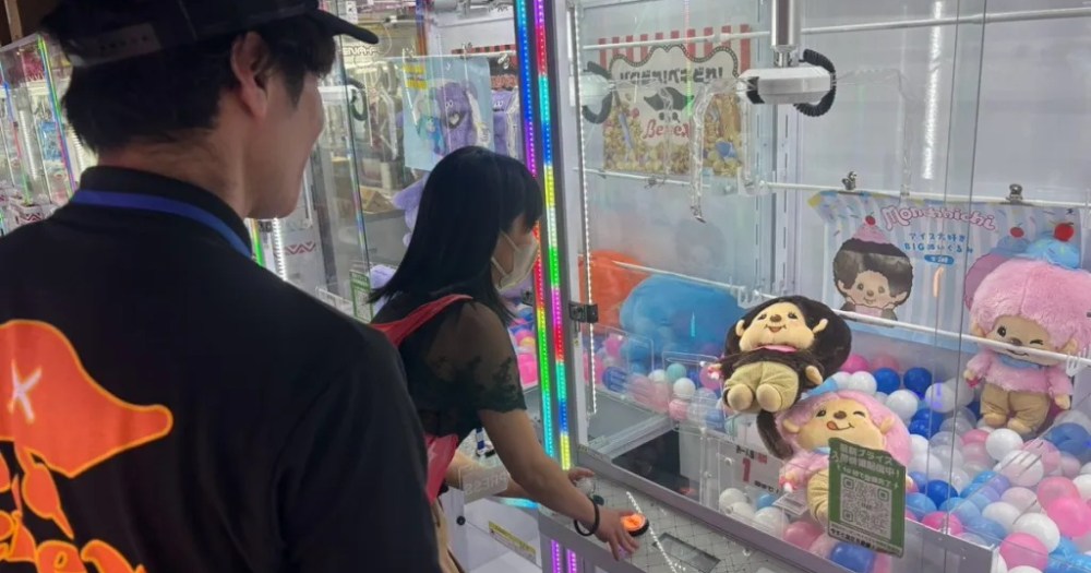This awesome Japanese arcade chain has crane game coaches to help you win prizes