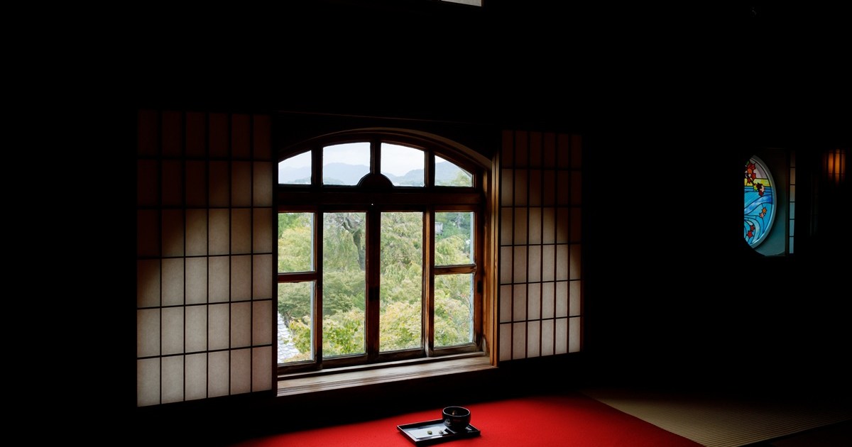 Kyoto’s Meiji-era mansion opens a private tearoom with stained glass for just one day