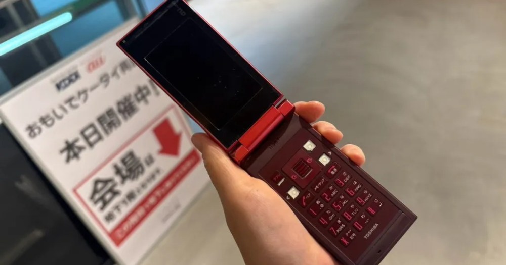 Japan’s Cell Phone Memory Restart event reunites users with old photos and past selves