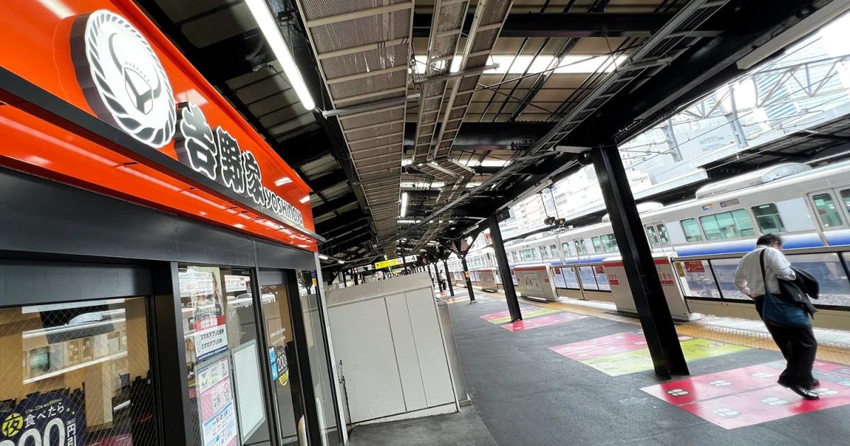 Only two Yoshinoya branches in all of Japan are on a train platform, and this is one of them