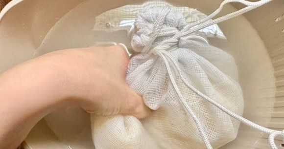 Does washing rice in this Japanese pouch really make it more delicious?