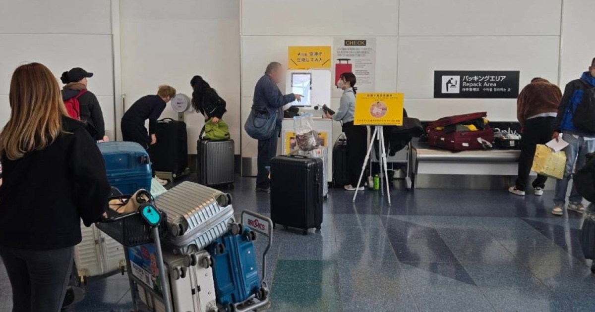 Get more room in your luggage with new clothing compression machines at Haneda and Narita airports