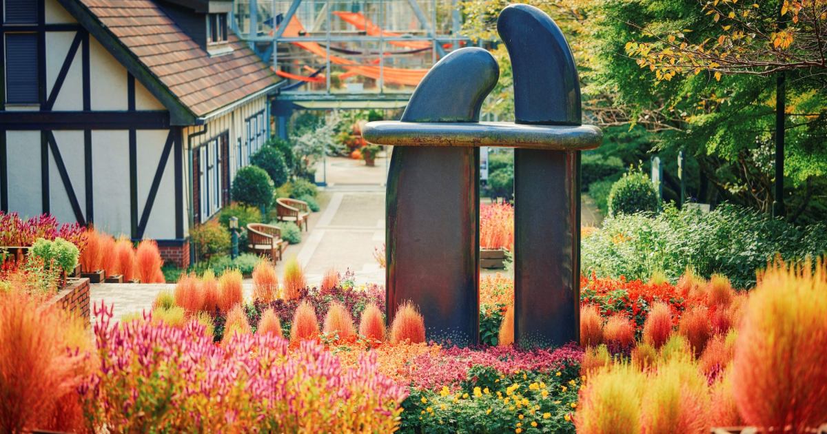 It’s time for the kokia to shine at this herb gardens and ropeway attraction in Kobe