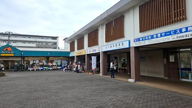 We hunt for treasure at an all-you-can-stuff Kanagawa secondhand shop for just 1,000 yen