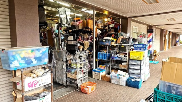We hunt for treasure at an all-you-can-stuff Kanagawa secondhand shop for just 1,000 yen