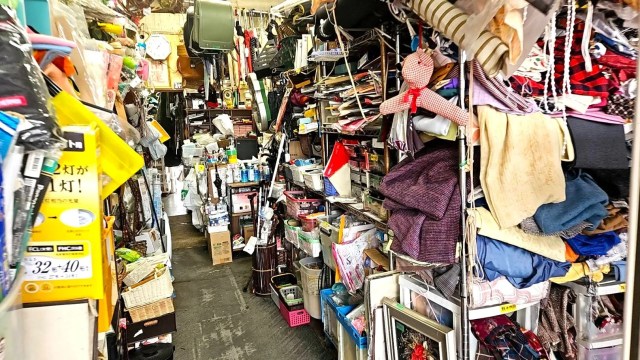 We hunt for treasure at an all-you-can-stuff Kanagawa secondhand shop for just 1,000 yen