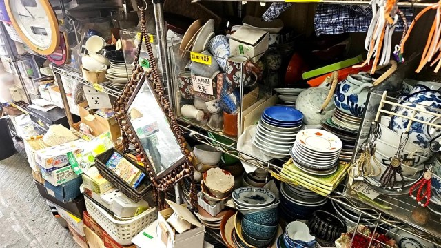We hunt for treasure at an all-you-can-stuff Kanagawa secondhand shop for just 1,000 yen