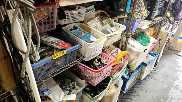 We hunt for treasure at an all-you-can-stuff Kanagawa secondhand shop for just 1,000 yen