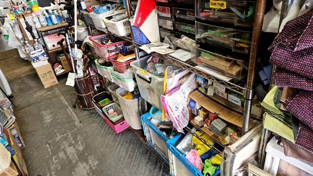 We hunt for treasure at an all-you-can-stuff Kanagawa secondhand shop for just 1,000 yen