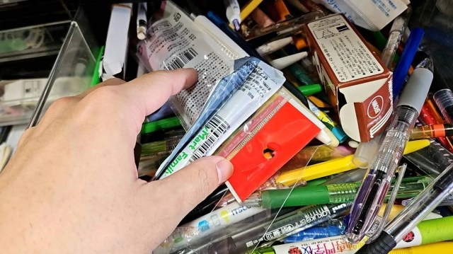 We hunt for treasure at an all-you-can-stuff Kanagawa secondhand shop for just 1,000 yen