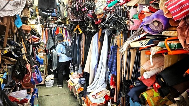 We hunt for treasure at an all-you-can-stuff Kanagawa secondhand shop for just 1,000 yen