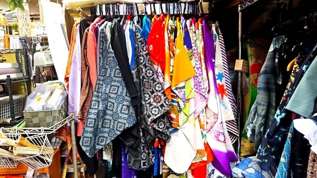 We hunt for treasure at an all-you-can-stuff Kanagawa secondhand shop for just 1,000 yen