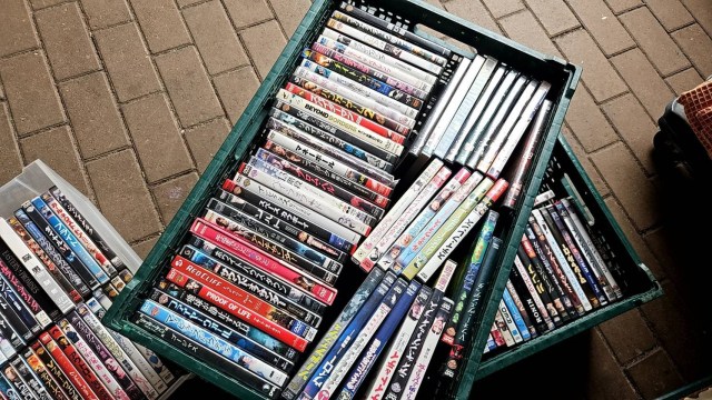 We hunt for treasure at an all-you-can-stuff Kanagawa secondhand shop for just 1,000 yen
